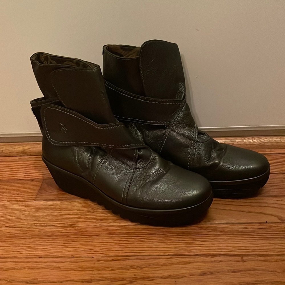 New, never worn Fly London size 42 boots